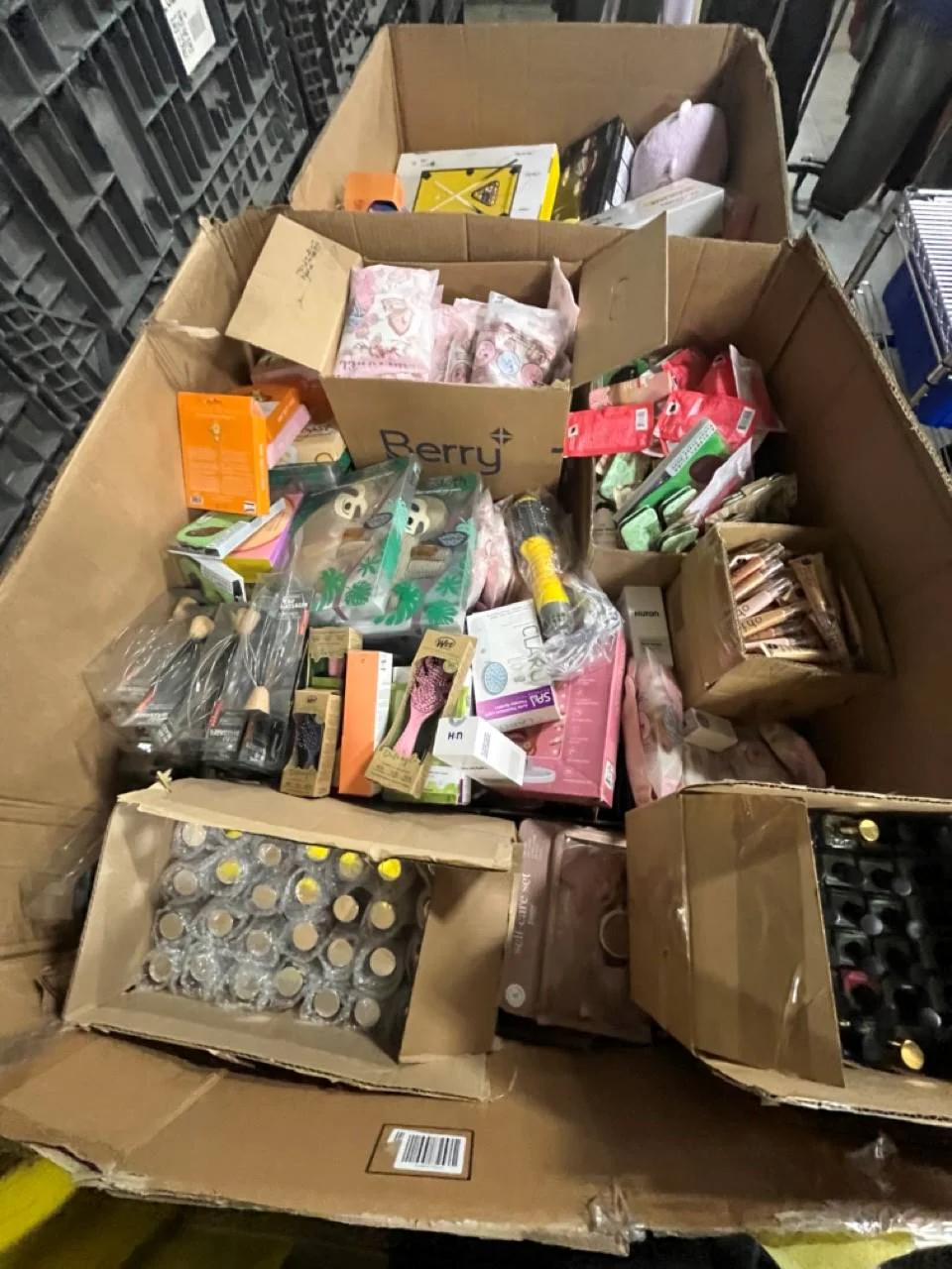 G51235-2_cb8849fd-e79d-4b44-b542-581e5c774075 assorted cosmetics pallets for sale
