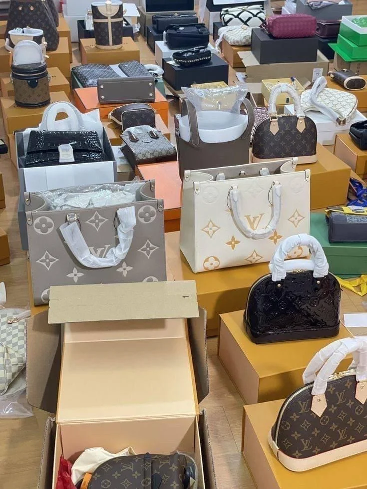 img_0324 Branded Ladies Handbags Pallet - Image 1